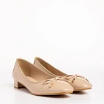 Braidy bézs női cipő, lakkozott műbőrből készült