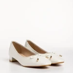 Braidy fehér női cipő, lakkozott műbőrből készült