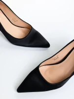 Kenina fekete női cipő sarokkal, textil anyagból készült