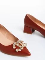 Nicolina barna női cipő sarokkal, műbőrből készült