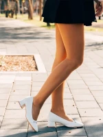 Norina fehér női cipő sarokkal, textil anyagból készült