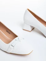 Norina fehér női cipő sarokkal, textil anyagból készült