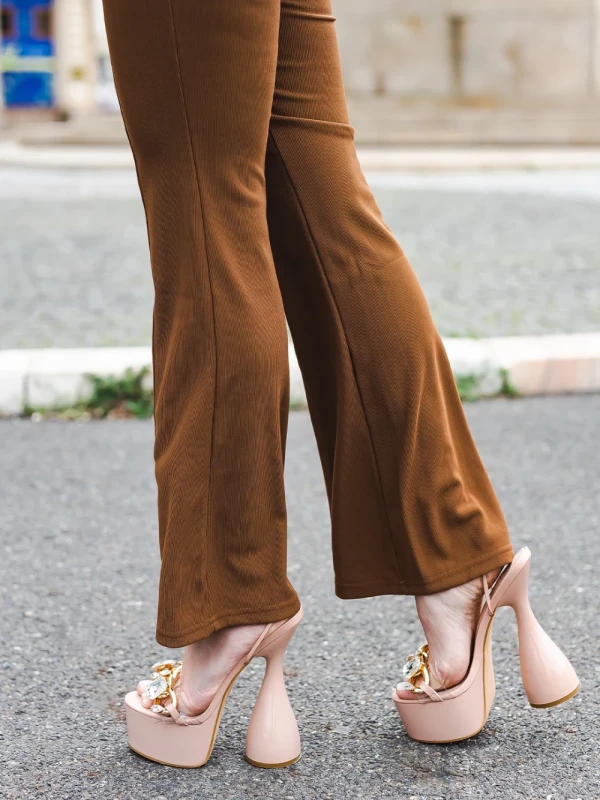 Natisha bézs női szandál, lakkozott műbőrből készült