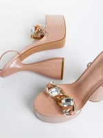 Natisha bézs női szandál, lakkozott műbőrből készült