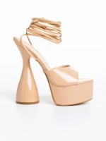 Narine világos bézs női szandál, lakkozott műbőrből készült