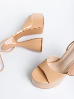 Narine világos bézs női szandál, lakkozott műbőrből készült