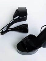 Narine fekete női szandál, lakkozott műbőrből készült