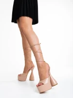 Narine sötét bézs női szandál, lakkozott műbőrből készült