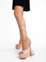 Narine sötét bézs női szandál, lakkozott műbőrből készült