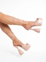 Narine sötét bézs női szandál, lakkozott műbőrből készült