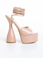 Narine sötét bézs női szandál, lakkozott műbőrből készült