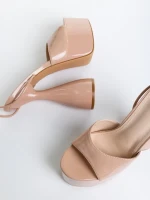 Narine sötét bézs női szandál, lakkozott műbőrből készült