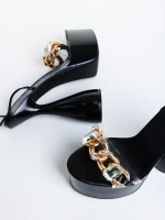 Natisha fekete női szandál, lakkozott műbőrből készült