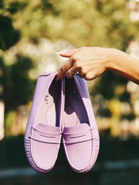 Dortha lila női mokaszin, lakkozott műbőrből készült