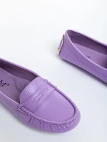 Dortha lila női mokaszin, lakkozott műbőrből készült