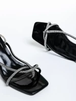 Dulcie fekete női szandál, lakkozott műbőrből készült