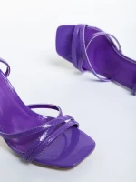 Silena lila női szandál, lakkozott műbőrből készült