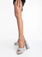 Teran ezüstszínű női szandál textil anyagból