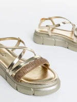 Sayda arany színű, női szandál, lakkozott ökológiai bőrből