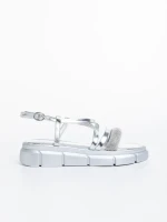 Sayda ezüst színű, női szandál, lakkozott ökológiai bőrből