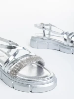 Sayda ezüst színű, női szandál, lakkozott ökológiai bőrből