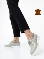 Női bézs színű alkalmi cipő Estebana lakkozott természetes bőrből