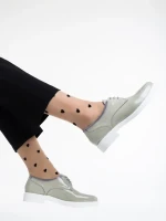 Női bézs színű alkalmi cipő Estebana lakkozott természetes bőrből