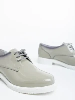 Női bézs színű alkalmi cipő Estebana lakkozott természetes bőrből