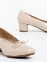 Natacha bézs női magassarkú cipő lakkozott ökológiai bőrből