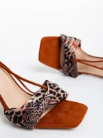 Shadia leopárd mintás női szandál textil anyagból