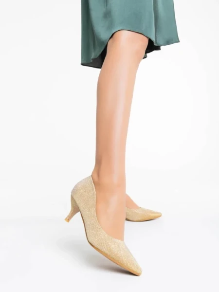 Desma aranyszínű női magassarkú cipő textil anyagból