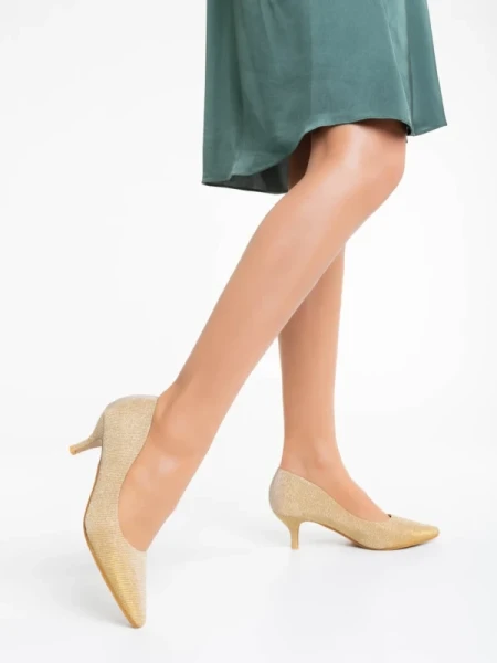 Desma aranyszínű női magassarkú cipő textil anyagból