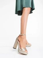 Tressa aranyszínű női szandál textil anyagból