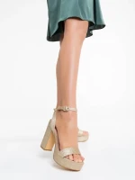 Tamaka aranyszínű női szandál textil anyagból