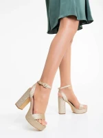 Tamaka aranyszínű női szandál textil anyagból