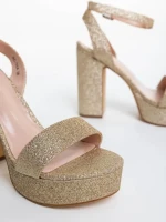 Tamaka aranyszínű női szandál textil anyagból