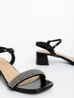 Voleva fekete női szandál lakkozott ökológiai bőrből