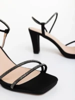 Delenia fekete női magassarkú szandál textil anygaból