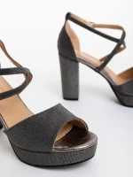 Elinta fekete női magassarkú szandál textil anygaból