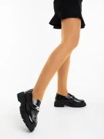 Sardor fekete női félcipő lakkozott ökológiai bőrből