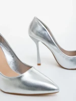 Frodina ezüstszinű női magassarkú cipő lakkozott ökológiai bőrből