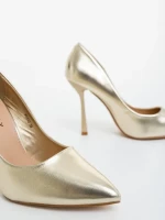 Frodina aranyszinű női magassarkú cipő lakkozott ökológiai bőrből