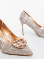 Severa pezsgőszinű női magassarkú cipő textil anyagból