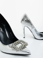 Lusera ezüstszinű női magassarkú cipő lakkozott ökológiai bőrből