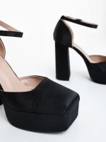 Brilia fekete női magassarkú cipő textil anyagból