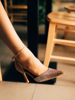 Sozara tevebarna női magassarkú cipő textil anyagból