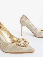 Severa aranyszinű női magassarkú cipő textil anyagból