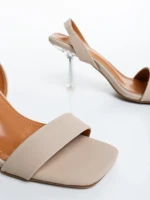 Laena sötét bézs női magassarkú szandál textil anyagból