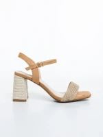 Astaria tevebarna női magassarkú szandál textil anyagból
