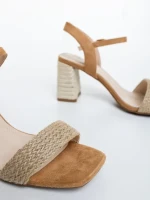 Astaria tevebarna női magassarkú szandál textil anyagból